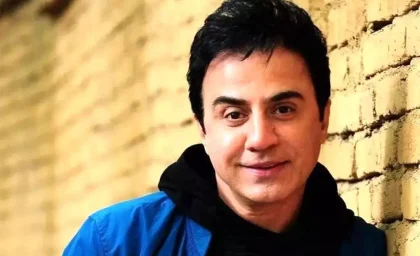 داریوش فرضیایی در نمایی شبانه با چشم‌اندازی دیدنی از شهر