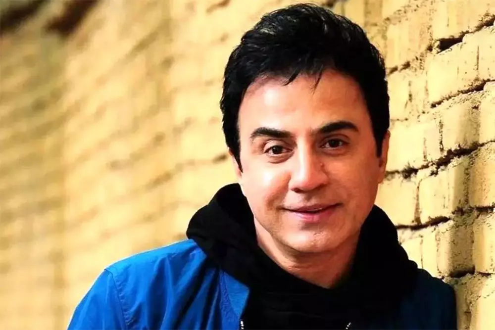 داریوش فرضیایی در نمایی شبانه با چشم‌اندازی دیدنی از شهر