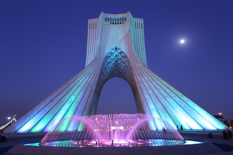 زیر گنبد نیلگون شهر+فیلم – سبک ایده آل