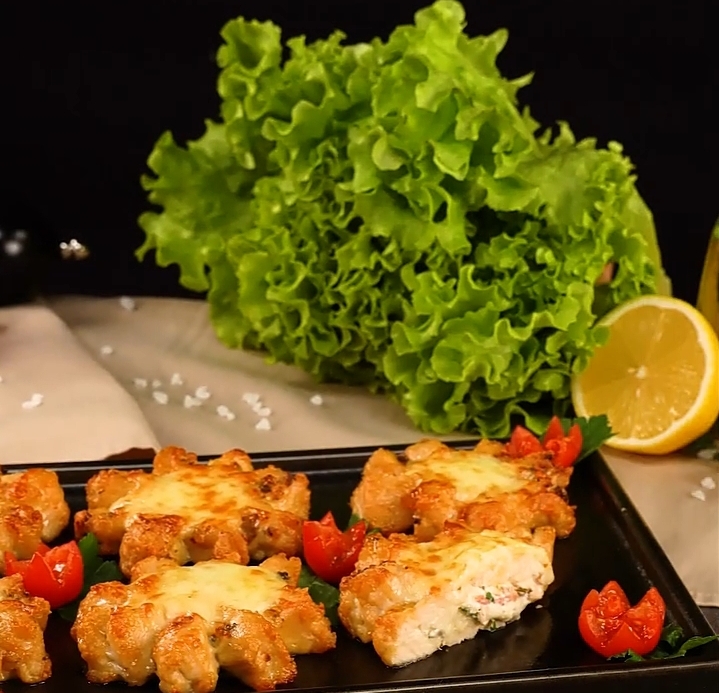 طرز تهیه سینه مرغ شکم‌پر با سبزیجات و پنیر؛ ترکیبی بی‌نظیر و متفاوت+فیلم