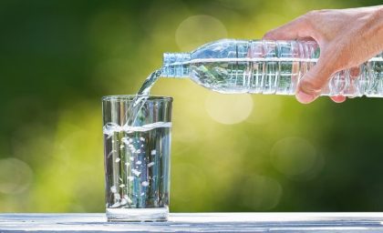 عمرا اگه بلد بودین با این ترفند میشه بطری آب رو زودتر خالی کرد+ویدیو