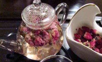 فواید مصرف دمنوش گل محمدی در صبح برای بدن و ذهن
