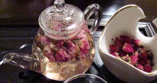 فواید مصرف دمنوش گل محمدی در صبح برای بدن و ذهن