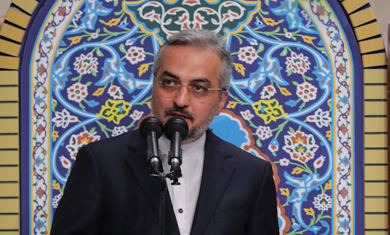 ماجرای کج نشستن مجری مناظرات؛ ژستی که همه گیر شد!