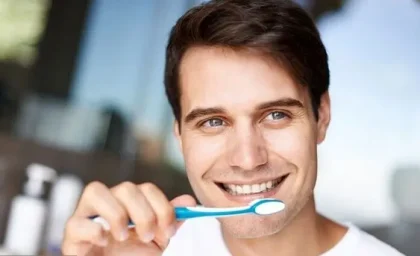 🔍 چرا باید زبانتان را مسواک بزنید؟ دلیلش فقط بوی بد دهان نیست!