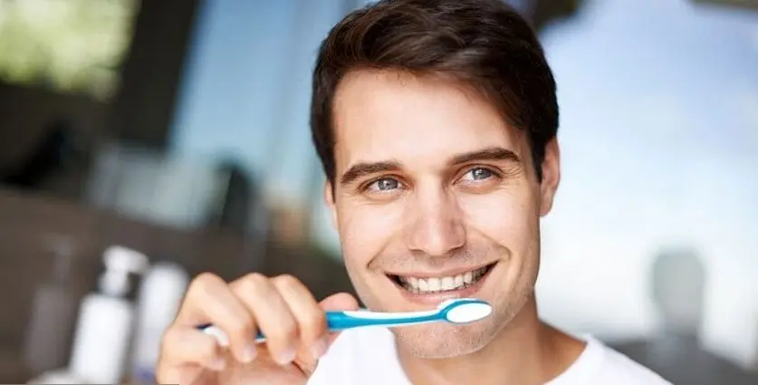 🔍 چرا باید زبانتان را مسواک بزنید؟ دلیلش فقط بوی بد دهان نیست!