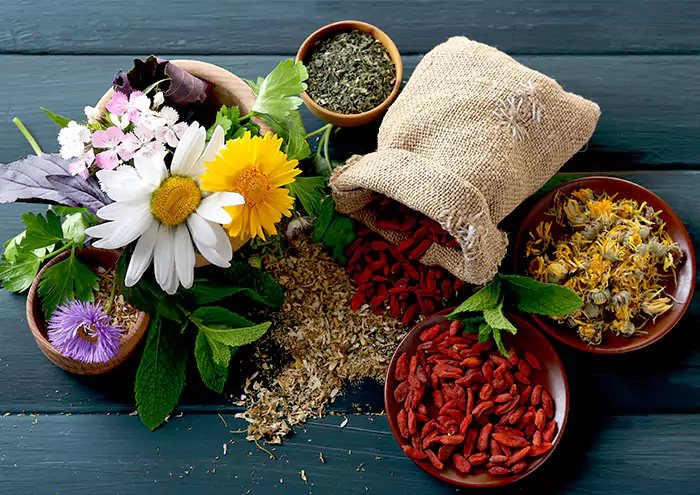 ۳ درمان موثر طب سنتی برای زخم دهان، سنگ کلیه و ترک کف پا