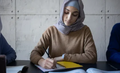 تکنیک‌های ژاپنی، قواعد خشک و یکسان نیستند، بلکه ابزارهایی منعطف‌اند که با سازوکار طبیعی مغز هماهنگ‌اند. شما می‌توانید آن‌ها را متناسب با سبک یادگیری خود ترکیب و اجرا کنید. با تداوم تمرین، پیشرفت چشمگیری در حافظه، عملکرد تحصیلی و کاهش استرس احساس خواهید کرد. مهم‌تر از همه، با اتکا به هوش و روش، نه صرفا تلاش زیاد، مطالعه‌ای مؤثرتر و لذت‌بخش‌تر را تجربه می‌کنید.