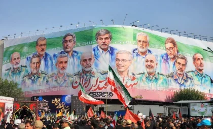 خبرنگار CNN محو در جمعیت عظیم و باشکوه ایران/ سلفی وایرال شده خبرنگار در مراسم تشییع شهدا+ عکس