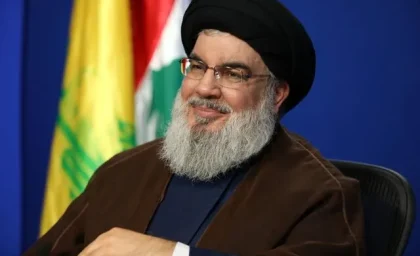 عکس سید حسن نصرالله در اوج جوانی در کنار مادرش که تا به حال ندیده اید+ عکس