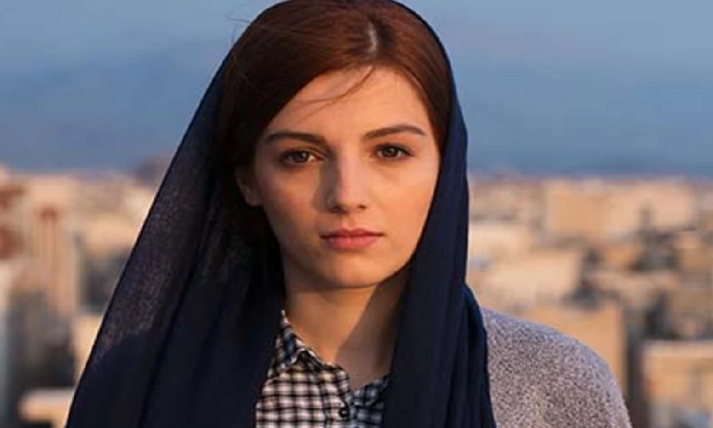 مهسا حجازی با رژ ودستکش قرمز دلبری میکند/ تیپ فرانسوی خانوم بازیگر چشم ها را خیره کرد+ عکس
