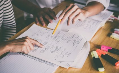 یک معلم عالی به دانش آموزان کمک می کند تا مسئولیت یادگیری خود را بر عهده بگیرند