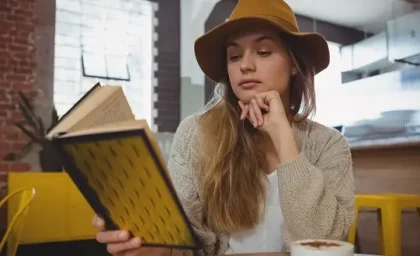 آیا شما مطالعه کتاب چاپی را به کتاب الکترونیکی ترجیح میدهید؟ / 8 ویژگی منحصر بفرد کسانی که عاشق خواندن کتاب هستند + آیا شما هم اینچنینی؟