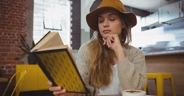 آیا شما مطالعه کتاب چاپی را به کتاب الکترونیکی ترجیح میدهید؟ / 8 ویژگی منحصر بفرد کسانی که عاشق خواندن کتاب هستند + آیا شما هم اینچنینی؟