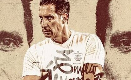 سرمربی منچستریونایتد در پرسپولیس ماند