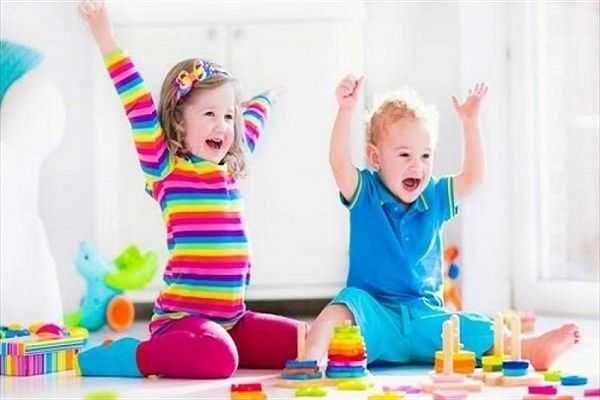 چگونه با استفاده از بازی، لجبازی کودک را کاهش دهیم؟ / چرا بازی در کاهش لجبازی موثر است؟ + 10 روش خلاقانه استفاده از بازی برای کاهش لجبازی از نگاه دکتر پریسا کربلایی حسنی