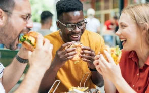 چطور روان‌ شناسی می‌ تواند طعم غذا را خوشمزه‌ تر کند؟ + ۵ راه ساده برای لذت بیشتر از وعده‌ های غذایی