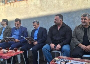 ژست‌ احمدی‌ نژاد در مراسم ختم خواهر مشایی