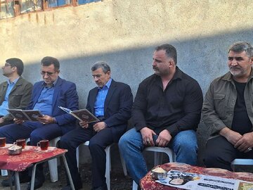 ژست‌ احمدی‌ نژاد در مراسم ختم خواهر مشایی