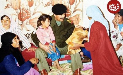 صدام حسین در دیدار یک خانواده کشاورز در شهر موصل در شمال عراق + عکس