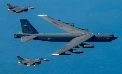 اخبار جنگنده از پرواز بمب افکن های B52 آمریکا بر فراز آسمان آلمان