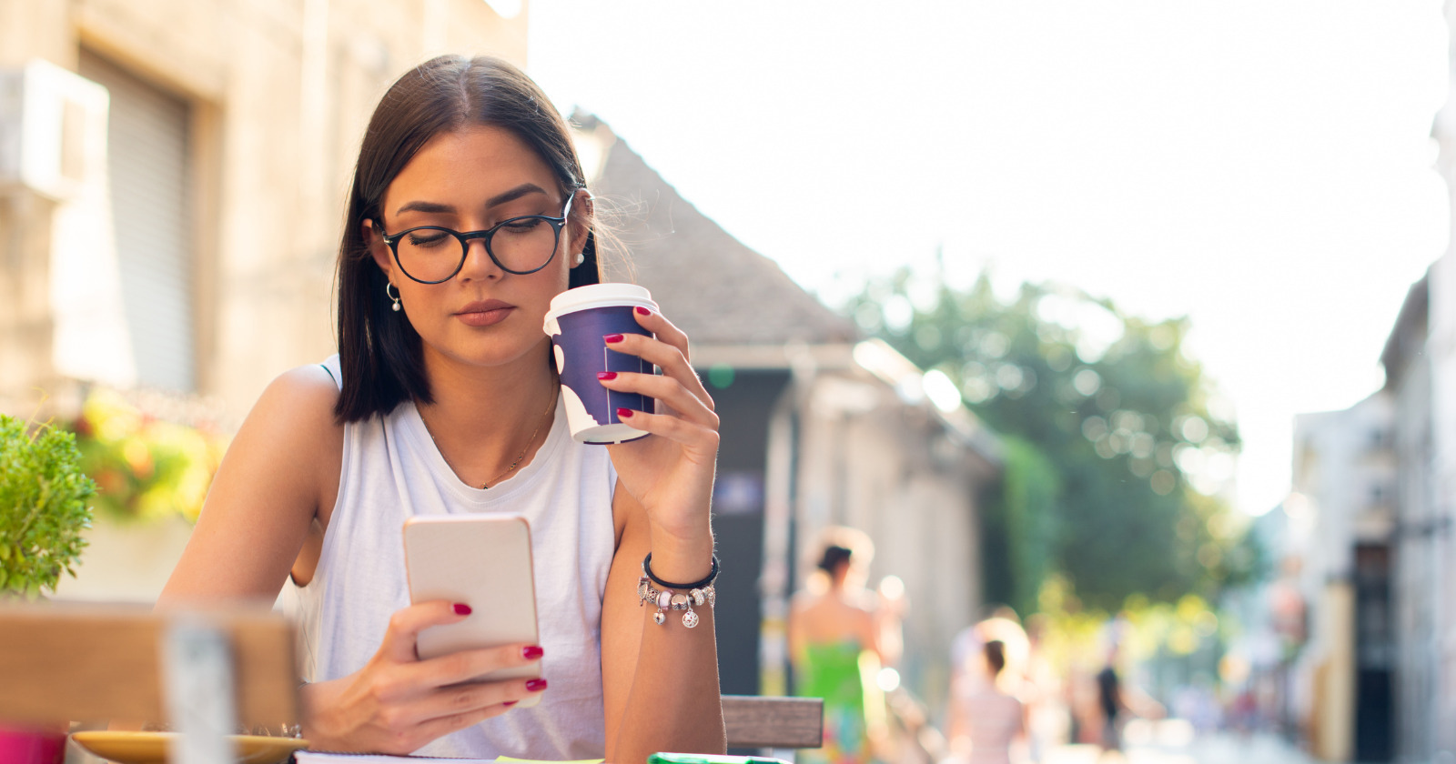 روانشناسی اجتماعی | کسانی که در در مکان‌های عمومی ویدئو بدون هدفون تماشا می‌کنند، اغلب این ۷ ویژگی پایه‌ ای را ندارند