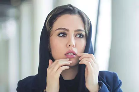 شادی مختاری از استایل خیابانی  اش با چهره غمگین زیر تابلو کوچه شادی رونمایی کرد