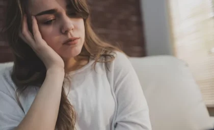 چرا تنهایی سلامت ما را تهدید می‌ کند؟ | چرا در عصر ارتباط، از همیشه تنها‌تریم؟ / تنهایی، بیماری قرن بیست‌ و‌ یکم: وقتی دیده نمی‌ شویم، می‌ میریم + تنهایی مدرن چیست؟
