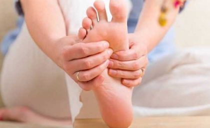 داغی کف پا نشانه چیست؟ همه دلایل، از مشکلات عصبی تا گردش خون ضعیف، و روش‌های درمان و پیشگیری را همین حالا ببینید!