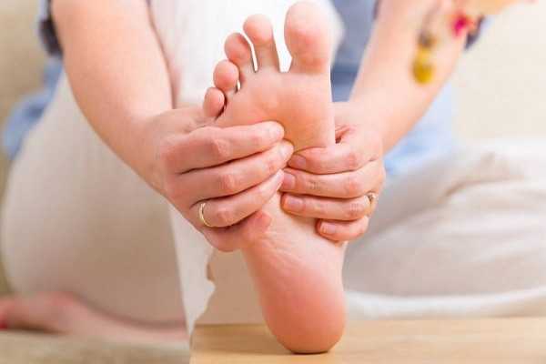 داغی کف پا نشانه چیست؟ همه دلایل، از مشکلات عصبی تا گردش خون ضعیف، و روش‌های درمان و پیشگیری را همین حالا ببینید!