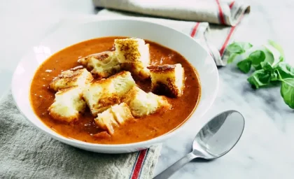 طرز تهیه سوپ گوجه و پنیر داغ / غذایی خوشمزه و مقوی برای روزهای سرد پاییزی / راز طعم بی‌نظیر و آماده‌سازی سریع در خانه