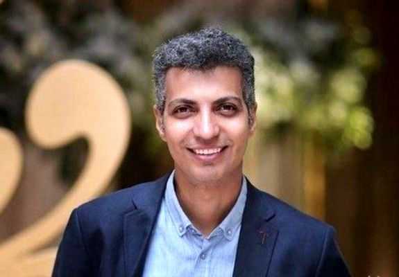 آلبوم تازه شجریان با حضور چهره‌های مشهور؛ تیپ جنجالی و حضور غیرمنتظره عادل فردوسی‌پور و رویا نونهالی / ستاره‌ها روی صحنه آلبوم شجریان؛ ظاهر شوکه‌کننده عادل فردوسی‌پور و رویا نونهالی خبرساز شد