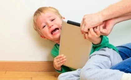 کودکانی که قوانین رو زیر پا می‌ گذارند: دلیلش چیه و چطور رفتار کنیم؟