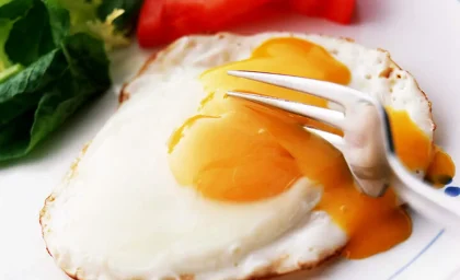 حقیقت یا افسانه؟ آیا مصرف زرده تخم‌مرغ گلودرد را تسکین می‌دهد؟ نکات علمی و شگفت‌انگیز