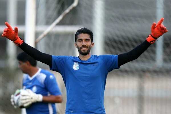 ماشاریپوف تنها وفادار شد: آغوش گرم سیدحسین حسینی با ستاره ازبک استقلال / جنجال دیدار استقلال-سپاهان: چرا حسینی فقط با ماشاریپوف صمیمی بود؟