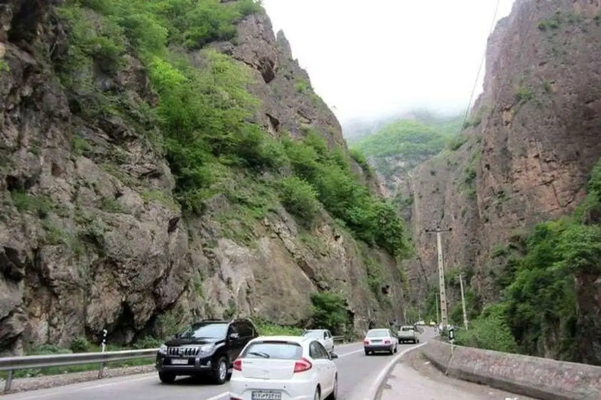 ریزش سنگ و بهمن، تهدید جدی برای مسافران این جاده / هشدار درباره ریزش سنگ و بهمن: خطرات برای مسافران این جاده