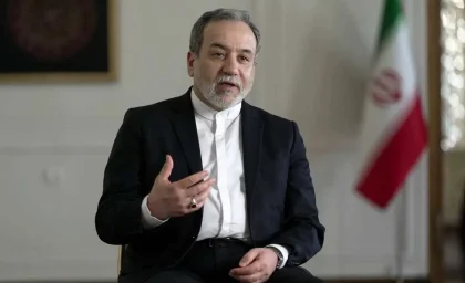 عراقچی وارد مسقط شد: مذاکرات هسته‌ای حساس با آمریکا ساعت ۱۰ صبح / وزیر خارجه ایران با استقبال عمانی در پایتخت عمان: جارد کوشنر هم به زودی می‌رسد