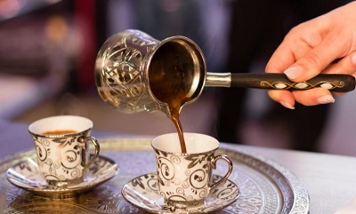 فال قهوه ۱۷ بهمن ۱۴۰۴: کلید گشایش و پرنده عشق؛ طالع شادی و موفقیت در فنجان جمعه / نمادهای قهوه امروز: قلب پروازکننده، باز آسایش و حلقه بخت برای همه ماه‌ها