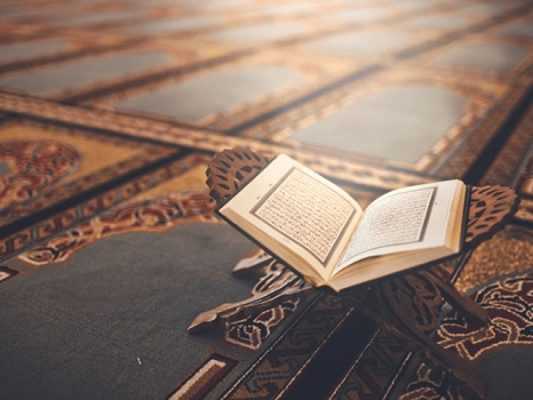 معنی و تفسیر «کس چو قرآن نگشود از رُخ موعود نِقاب» + اینفوگرافی / بررسی مفهوم شعر و پیام رمزی آن / تحلیل بصری با تصویرسازی جذاب