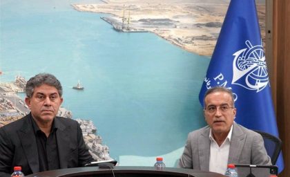 ادامه چرخه تخلیه کالاهای اساسی در بنادر در جنگ تحمیلی سوم؛ «مردان روزهای سخت» پای کار ماندند