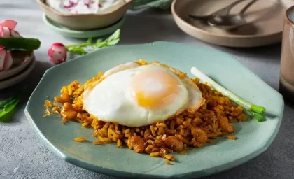 طرز تهیه دمپختک باقالی زرد تهرانی | غذای محبوب مهران مدیری با نیمرو طلایی / راز خوشمزگی در پیازداغ چیپسی + جدول مواد لازم برای ۴ تا ۶ نفر