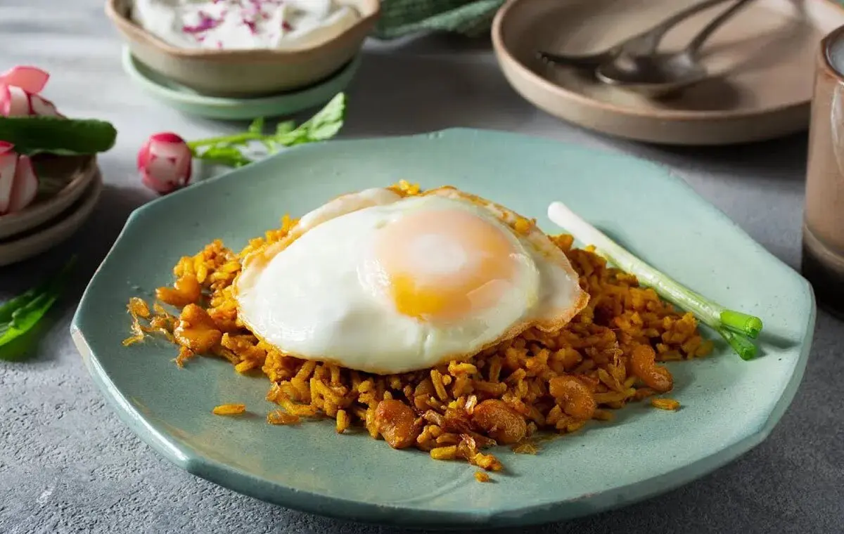 طرز تهیه دمپختک باقالی زرد تهرانی | غذای محبوب مهران مدیری با نیمرو طلایی / راز خوشمزگی در پیازداغ چیپسی + جدول مواد لازم برای ۴ تا ۶ نفر