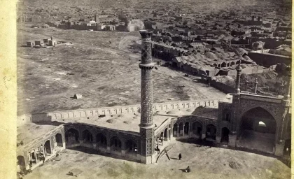 شهر قم در دوران قاجار از بالای گلدسته حرم + عکس | نمایی تاریخی از حرم حضرت معصومه (س) قبل از توسعه‌های عصر ناصری / دو مناره بلند ایوان غربی در دهه ۱۸۸۰ به دستور امین‌السلطان اضافه شد
