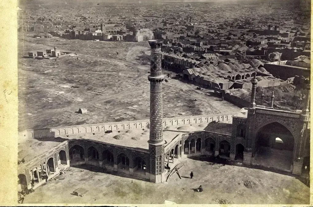 شهر قم در دوران قاجار از بالای گلدسته حرم + عکس | نمایی تاریخی از حرم حضرت معصومه (س) قبل از توسعه‌های عصر ناصری / دو مناره بلند ایوان غربی در دهه ۱۸۸۰ به دستور امین‌السلطان اضافه شد