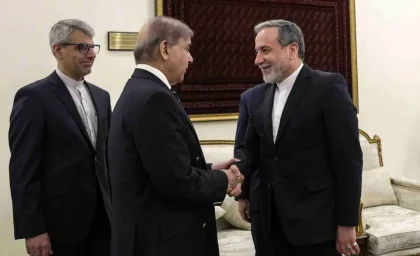 تغییر چهره شهباز شریف پس از گفت‌وگوی کوتاه با عراقچی / پشت‌پرده دیدار غیررسمی چه بود؟ / واکنش متفاوت نخست‌وزیر پاکستان پس از صحبت با وزیر خارجه ایران + جزئیات ماجرا