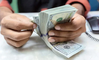 چرا قیمت دلار در بازار ایران همچنان پایین نمی‌آید؟ بررسی نقش بازیگران پنهان بازار ارز، جریان‌های سفته‌بازی، انتظارات تورمی و عوامل پشت‌پرده که مسیر نرخ ارز را قفل کرده‌اند / چرا قیمت دلار پایین نمی‌آید؛ تحلیل داغ از نقش بازیگران پنهان بازار ارز، نوسان‌گیران حرفه‌ای و سیاست‌های اثرگذار بر ثبات‌نداشتن نرخ دلار