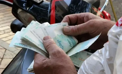 / فاجعه در بازار وام ایران؛ وام ۵۰۰ میلیونی با بازپرداخت یک میلیاردی و رونق بازار سیاه وام / «ضامن‌فروشی» چگونه به یک تجارت زیرزمینی تبدیل شد؟ / پشت پرده معاملات عجیب بانکی که معیشت مردم را تحت فشار قرار داده است