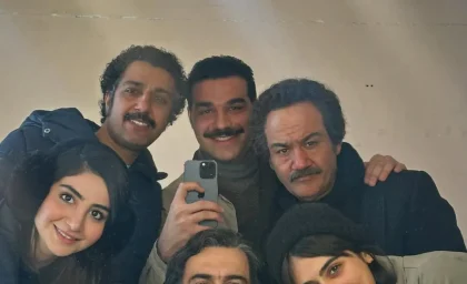 سلفی داغ بازیگران «کلاغ» در اتاق گریم منتشر شد؛ تصویری صمیمی از پشت‌صحنه پروژه‌ای که توجه کاربران را جلب کرد / جزئیات قاب تازه‌ای که در فضای مجازی وایرال شده و واکنش‌های زیادی به همراه داشته است