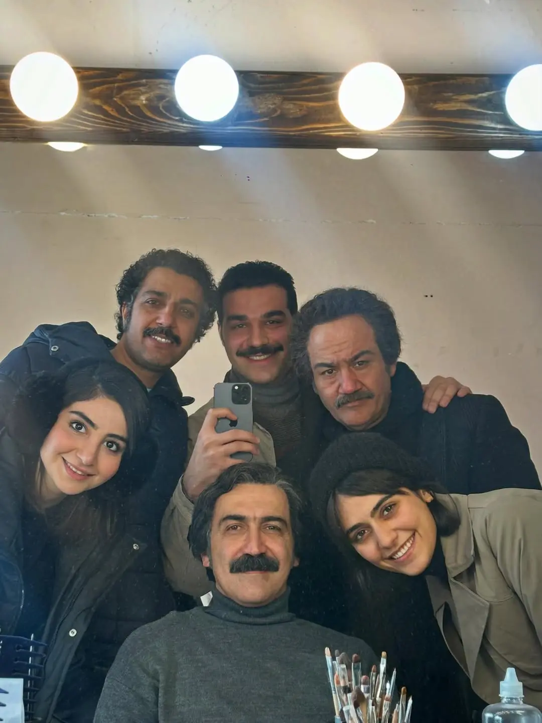 سلفی داغ بازیگران «کلاغ» در اتاق گریم منتشر شد؛ تصویری صمیمی از پشت‌صحنه پروژه‌ای که توجه کاربران را جلب کرد / جزئیات قاب تازه‌ای که در فضای مجازی وایرال شده و واکنش‌های زیادی به همراه داشته است