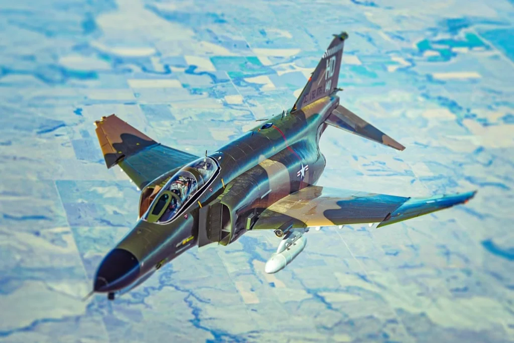 تحول هوانوردی دریایی با F 4 Phantom II | انقلابی در نبرد هوایی: از درگیری‌های نزدیک به شکار با موشک در دوربرد / جنگنده‌ای که برای رهگیری طراحی شد اما به یک بمب‌افکن تمام‌عیار تبدیل شد + رکوردشکنی ۱۶ گانه در ۲۸ ماه